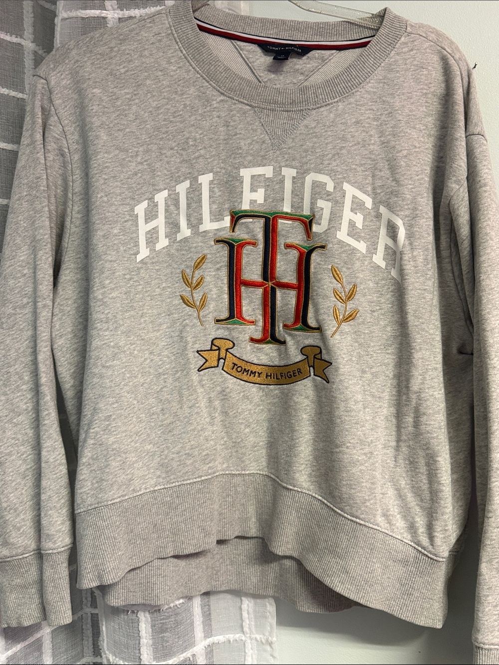 Tommy Hilfiger Women’s Gray Logo Crest Sweatshirt